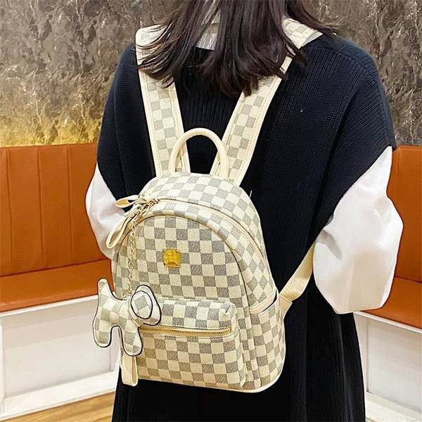 Naiste seljakott võtmehoidja ja dekoratiivelementidega