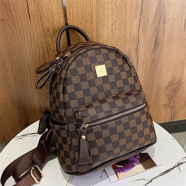 Naiste seljakott võtmehoidja ja dekoratiivelementidega