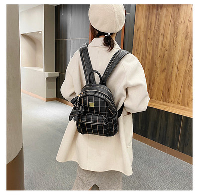 Дамска кожена раница с ключодържател и закопчаване с цип нов модел