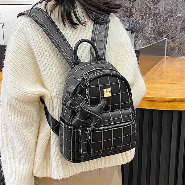 Дамска кожена раница с ключодържател и закопчаване с цип нов модел