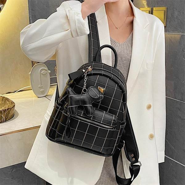 Дамска кожена раница с ключодържател и закопчаване с цип нов модел