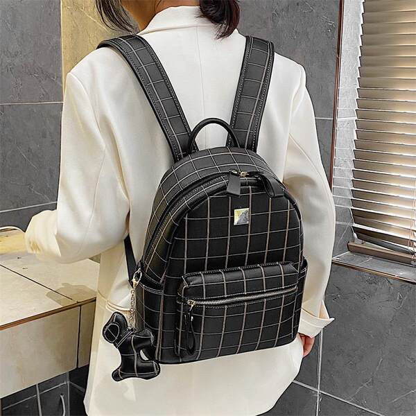 Дамска кожена раница с ключодържател и закопчаване с цип нов модел