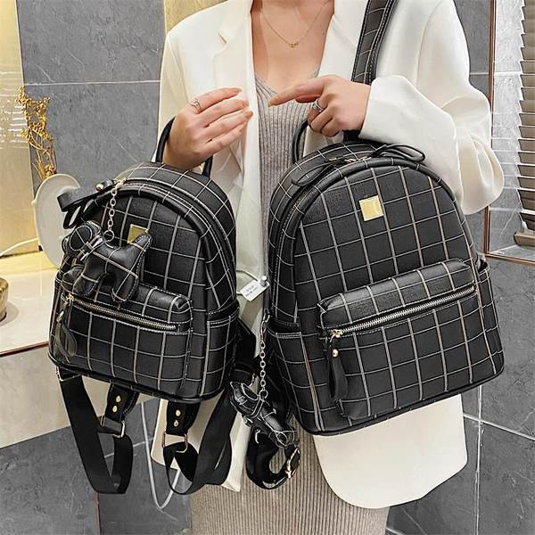 Дамска кожена раница с ключодържател и закопчаване с цип нов модел