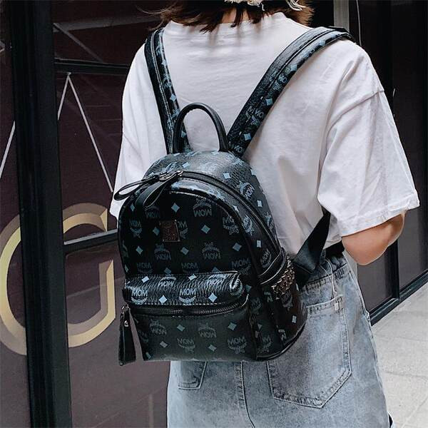 Moteriška kuprinė – nedideliu užtrauktuku