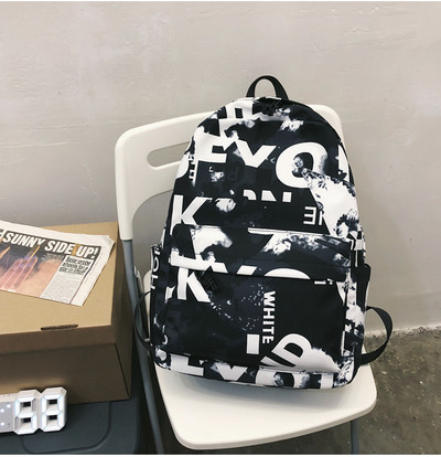 Női alkalmi hátizsák fekete-fehér felirattal