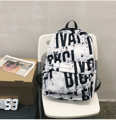 Női alkalmi hátizsák fekete-fehér felirattal