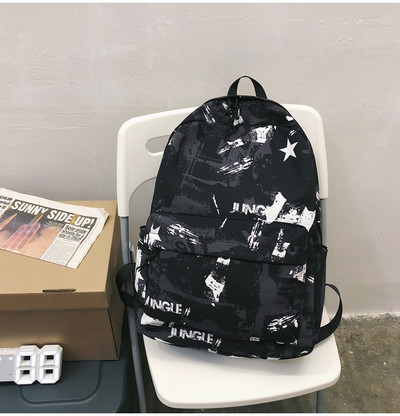 Női alkalmi hátizsák fekete-fehér felirattal