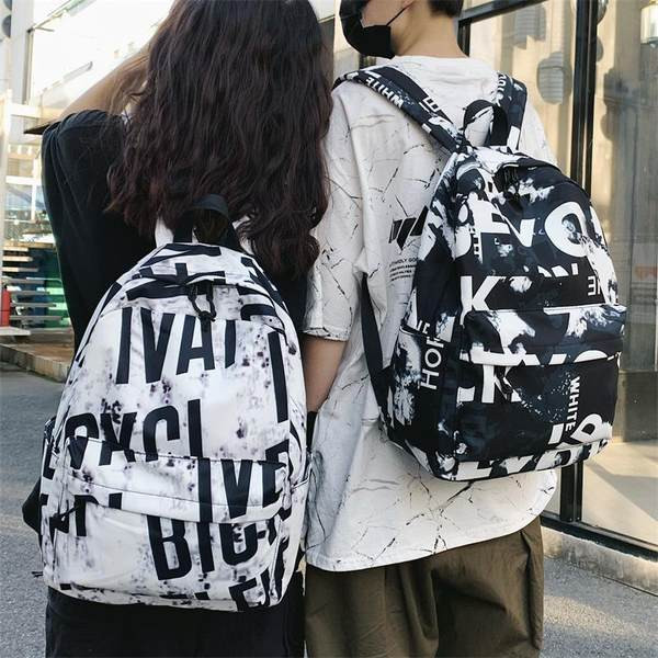 Női alkalmi hátizsák fekete-fehér felirattal