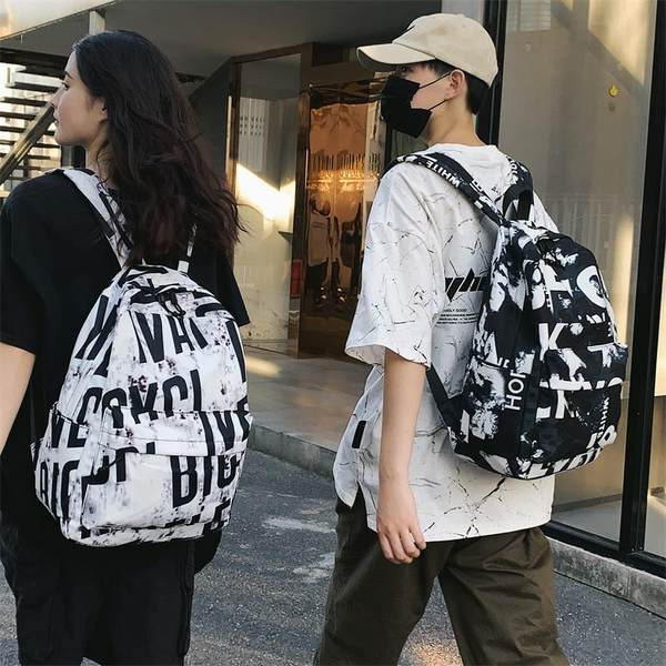 Női alkalmi hátizsák fekete-fehér felirattal