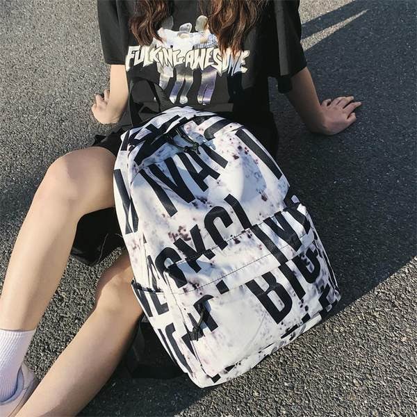 Női alkalmi hátizsák fekete-fehér felirattal