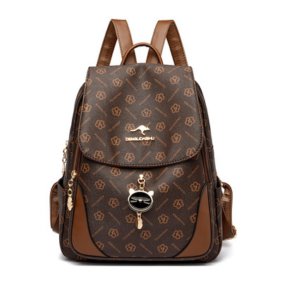 Női bőr hátizsák fém díszítéssel