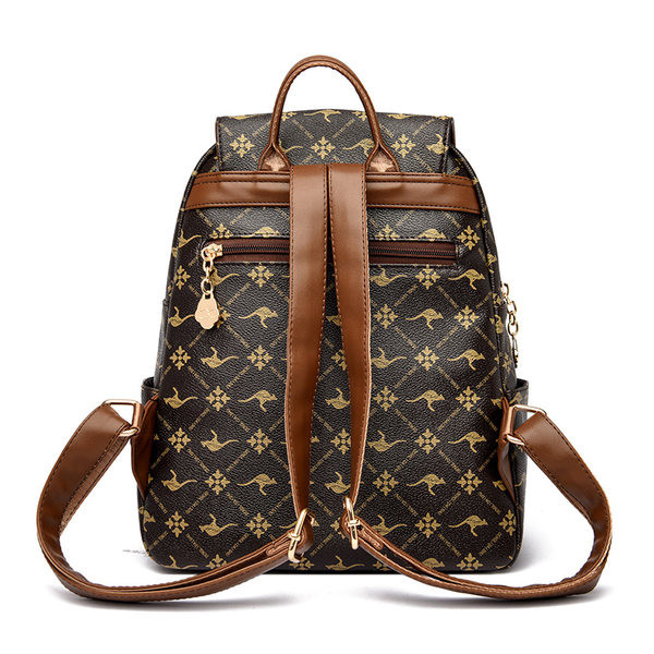 Női bőr hátizsák fém díszítéssel