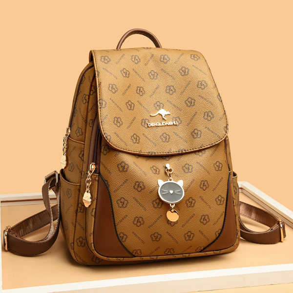 Női bőr hátizsák fém díszítéssel