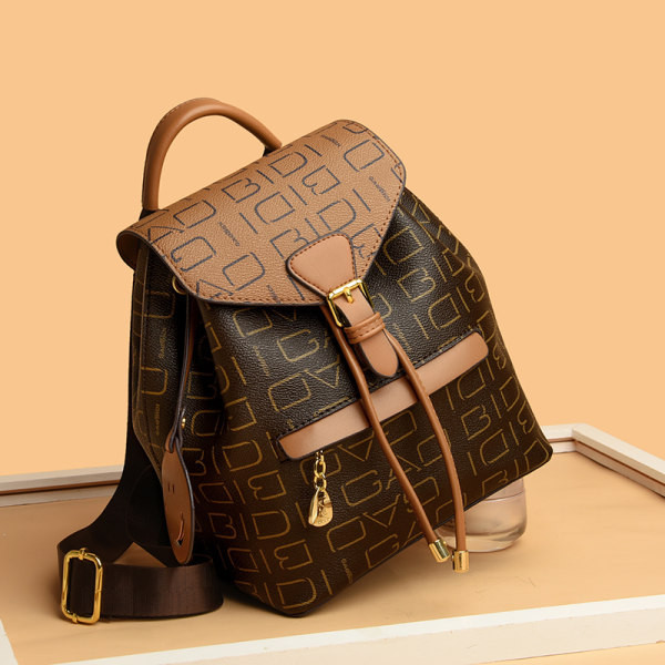 Γυναικείο σακίδιο πλάτης από οικολογικό δέρμα με επιγραφή και αγκράφα