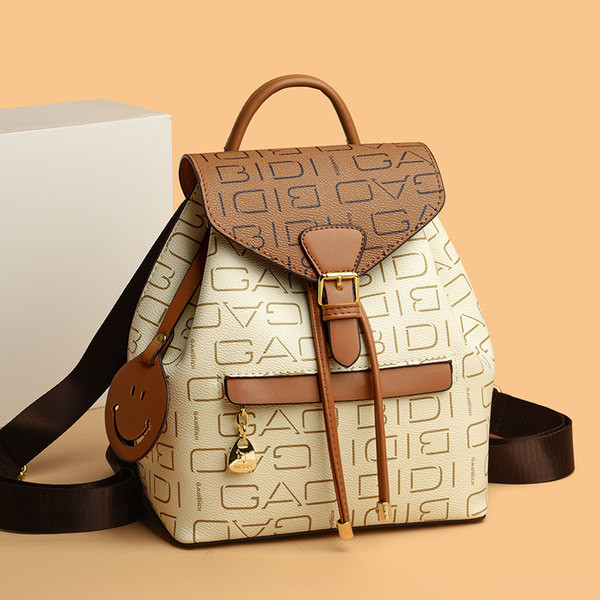 Γυναικείο σακίδιο πλάτης από οικολογικό δέρμα με επιγραφή και αγκράφα