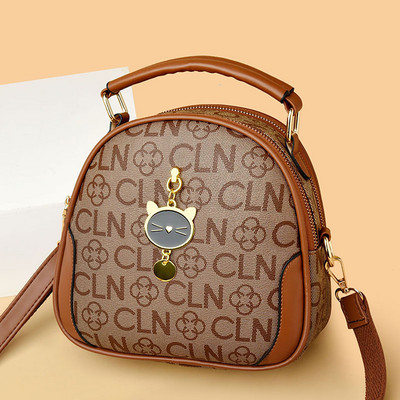 Moteriška nedidelė laisvalaikio rankinė su metaline apdaila