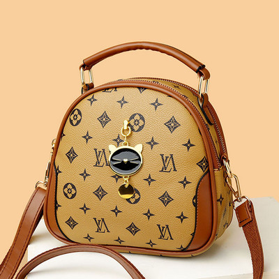 Moteriška nedidelė laisvalaikio rankinė su metaline apdaila