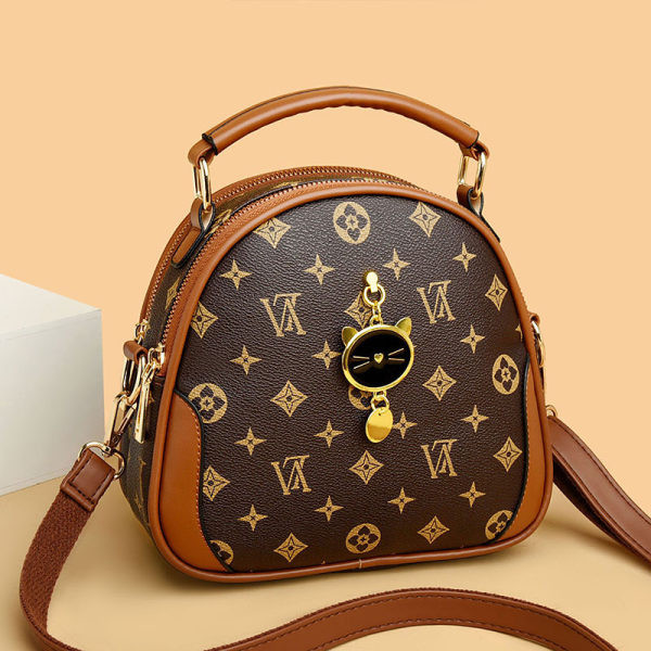 Moteriška nedidelė laisvalaikio rankinė su metaline apdaila