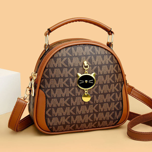 Moteriška nedidelė laisvalaikio rankinė su metaline apdaila