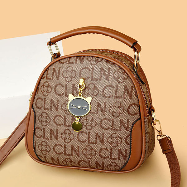 Moteriška nedidelė laisvalaikio rankinė su metaline apdaila