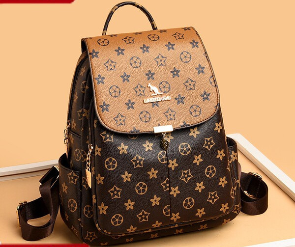 Γυναικείο δερμάτινο σακίδιο πλάτης με μεταλλικό κούμπωμα