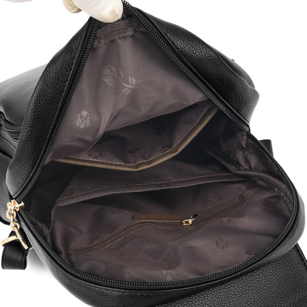 Moderan ženski kožni ruksak s metalnim elementom