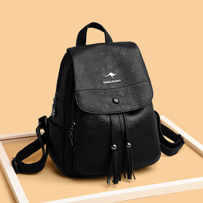 Stilinga moteriška kuprinė su metaliniu užsegimu ir šoninėmis kišenėmis