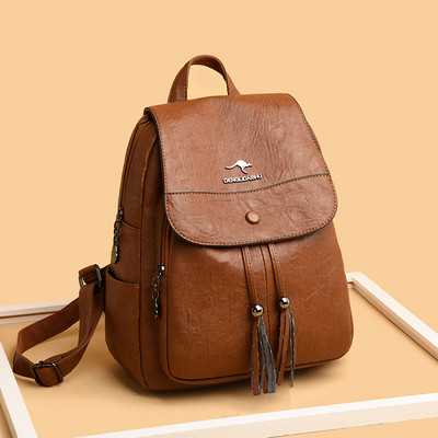 Stilinga moteriška kuprinė su metaliniu užsegimu ir šoninėmis kišenėmis