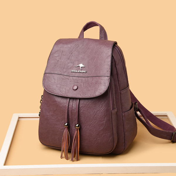 Stilinga moteriška kuprinė su metaliniu užsegimu ir šoninėmis kišenėmis