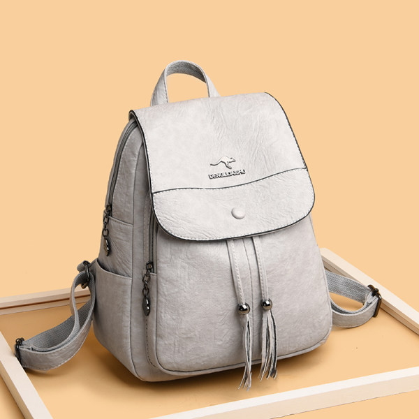 Stilinga moteriška kuprinė su metaliniu užsegimu ir šoninėmis kišenėmis