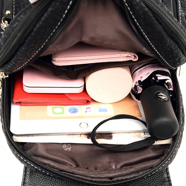 Alkalmi női hátizsák fém csattal