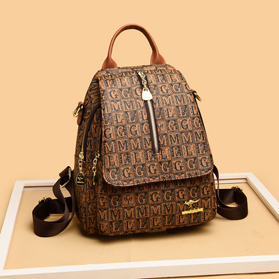 Γυναικείο μοντέρνο σακίδιο πλάτης με μεταλλική διακόσμηση και επιγραφή