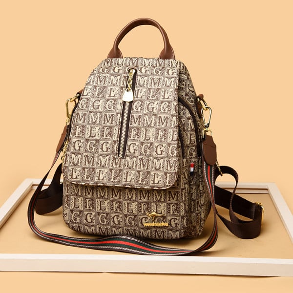 Γυναικείο μοντέρνο σακίδιο πλάτης με μεταλλική διακόσμηση και επιγραφή