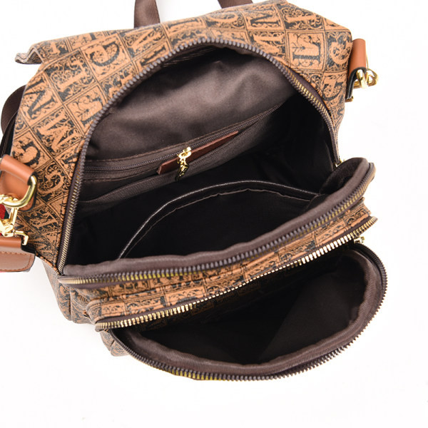 Γυναικείο μοντέρνο σακίδιο πλάτης με μεταλλική διακόσμηση και επιγραφή