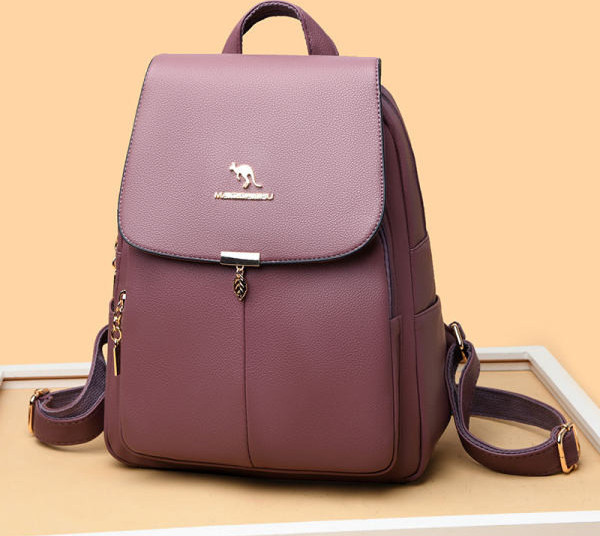 Moodne naiste nahast seljakott mitme lahtri ja taskuga