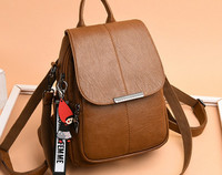 Moteriška kuprinė su raktų pakabuku ir metaliniu užsegimu