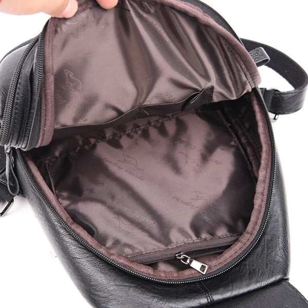 Γυναικείο σακίδιο πλάτης από τεχνητό δέρμα με μεταλλικό κούμπωμα