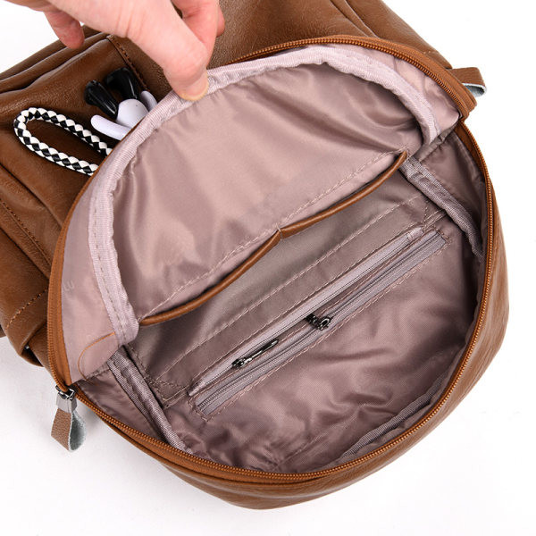 Μοντέρνο έκο δερμάτινο σακίδιο πλάτης με μπρελόκ διακόσμηση για γυναίκες