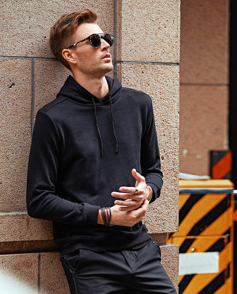 Férfi pulóver kapucnival és zsebbel, különböző színekben