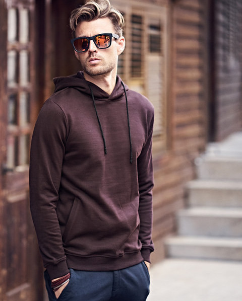 Férfi pulóver kapucnival és zsebbel, különböző színekben