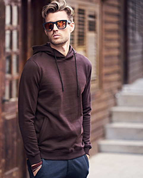 Férfi pulóver kapucnival és zsebbel, különböző színekben