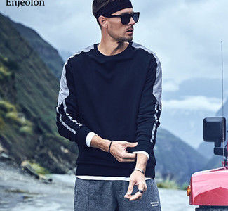 Sportiška vyriška palaidinė su ovalia iškirpte