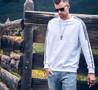 Sportiška vyriška palaidinė su ovalia iškirpte