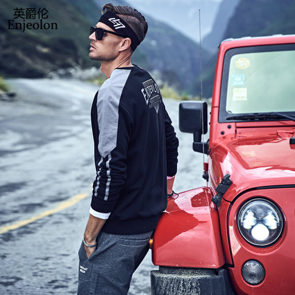 Sportiška vyriška palaidinė su ovalia iškirpte