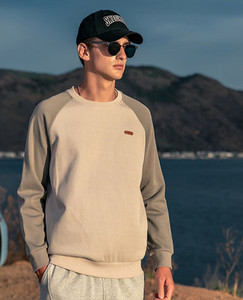 Vyriški modernūs megztiniai su ovalia iškirpte ir logotipu