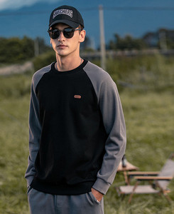 Vyriški modernūs megztiniai su ovalia iškirpte ir logotipu