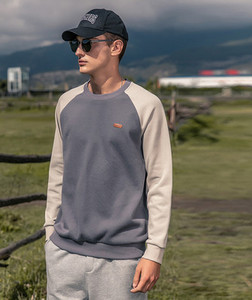 Vyriški modernūs megztiniai su ovalia iškirpte ir logotipu