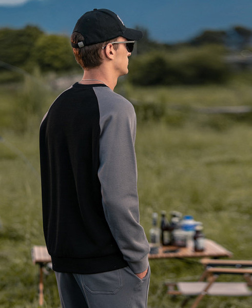 Vyriški modernūs megztiniai su ovalia iškirpte ir logotipu