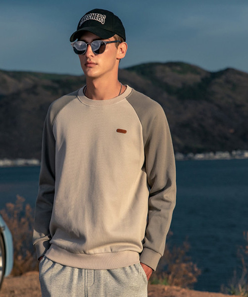 Vyriški modernūs megztiniai su ovalia iškirpte ir logotipu