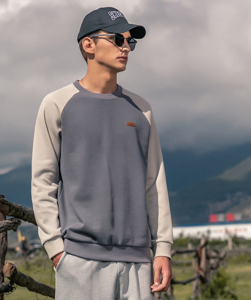 Vyriški modernūs megztiniai su ovalia iškirpte ir logotipu